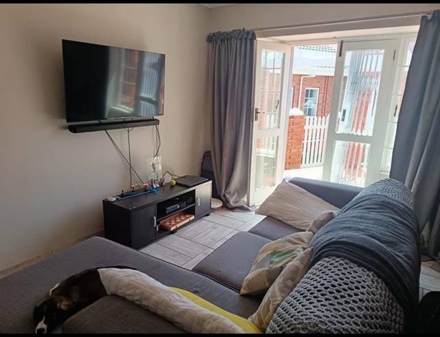 2 BEDROOM TOWNHOUSE FOR SALE IN LORRAINE